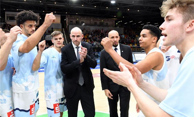 Eisbären Bremerhaven sind gegen Schalke der haushohe Favorit Trainer Michael Mai geht mit den Eisbären als klarer Favorit in das Duell beim FC Schalke 04.