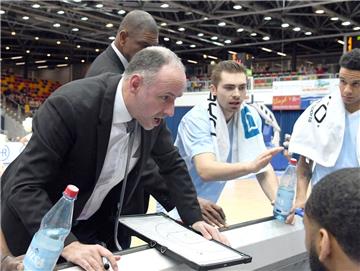 Trainer Michael Mai (links) schwört seine Spieler in einer Auszeit auf das gemeinsame Ziel ein. Die Eisbären glauben trotz des Rückschlags in Crailsheim an den Klassenerhalt.
