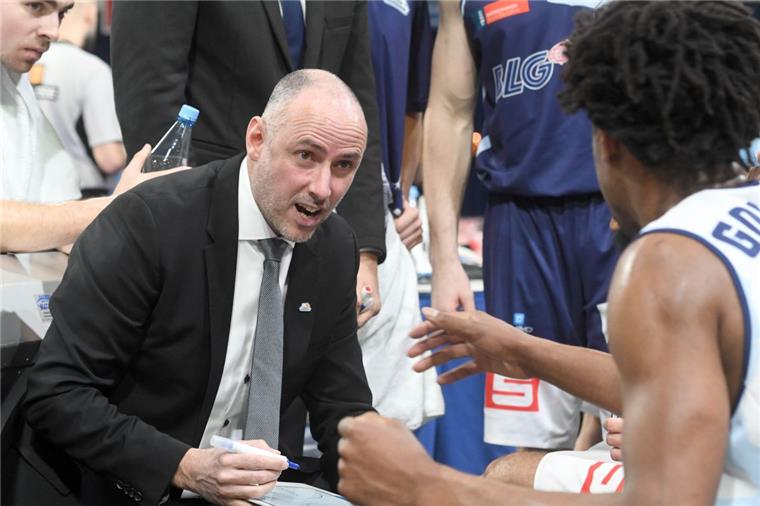 Die Eisbären feiern Comeback-Sieg gegen Vizemeister Nürnberg Trainer Michael Mai musste im Heimspiel gegen Nürnberg einiges korrigieren. Doch am Ende holten seine Spieler einen Heimsieg.