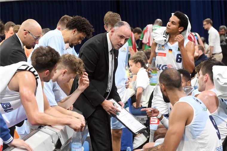 Eisbären-Trainer Mai steuert mit seinem Team auf Playoff-Kurs Trainer Michael Mai nutzt eine Auszeit, um seine Mannschaft neu einzustellen. Die Eisbären haben ein überzeugendes erstes Saisondrittel gespielt.