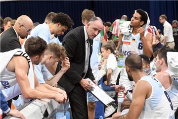 Trainer Michael Mai nutzt eine Auszeit, um seine Mannschaft neu einzustellen. Die Eisbären haben ein überzeugendes erstes Saisondrittel gespielt. 