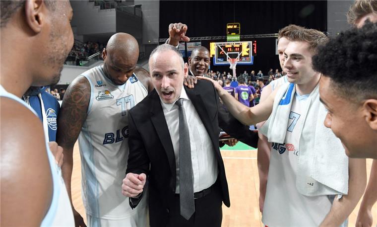 Trainer Michael Mai und seine Eisbären sind zu Hause "on fire". Gegen Ludwigsburg gab es den fünften Heimsieg in Folge.