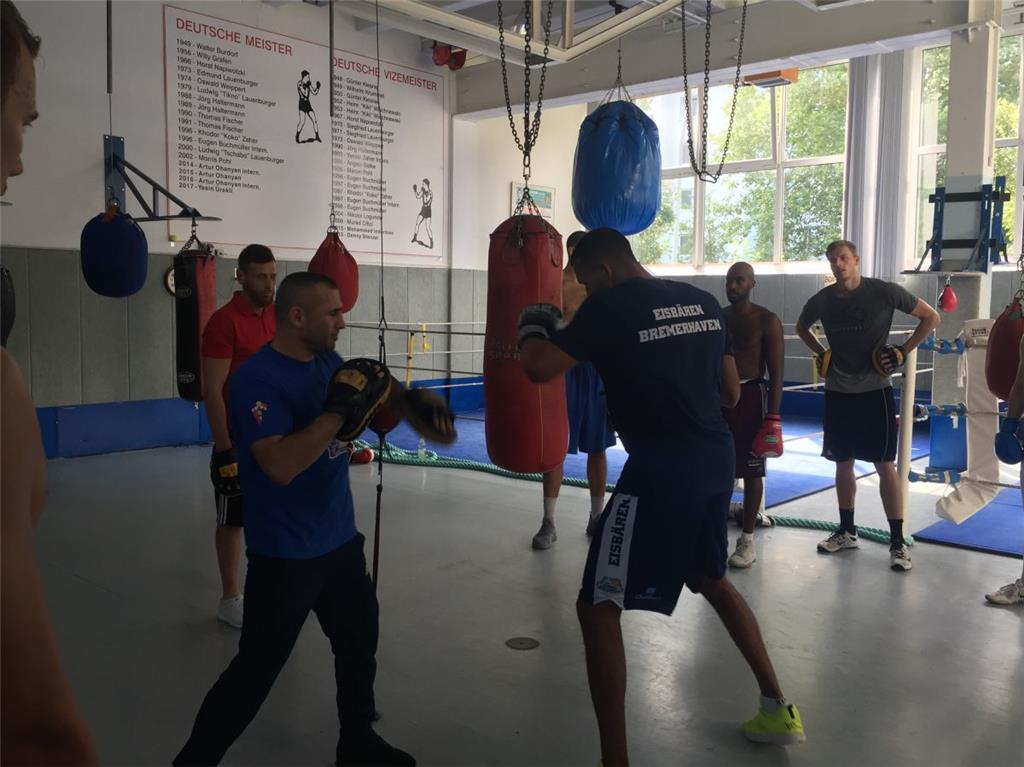 Trainer Mohammed Zader (l.) und David Brembly (r.) machen die Übung vor. Foto: ZInn