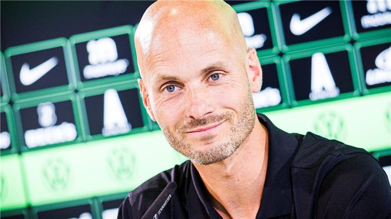 Werder Bremen und VfL Wolfsburg starten am 23. August Trainer Paul Simonis und der VfL Wolfsburg starten am 23. August in die neue Bundesligasaison.