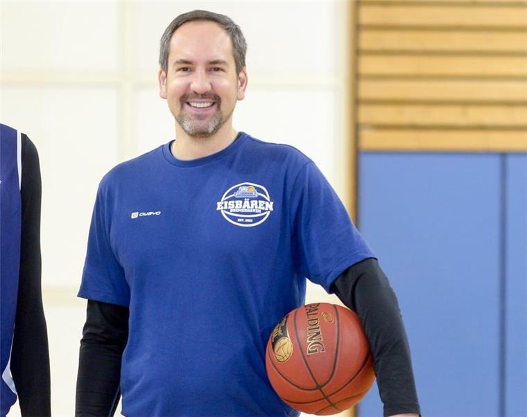Eisbären-Trainer kämpft um deutsche Meisterschaft Trainer Sebastian Machowski greift am Wochenende selbst zum Ball.