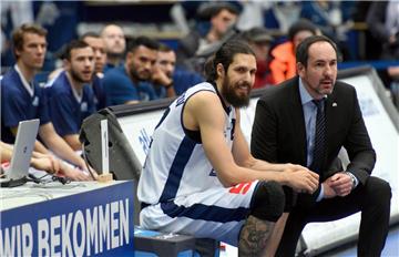Trainer Sebastian Machowski (rechts) hat seinen Eisbären bis zum 12. Januar freigegeben. Darüber freuen sich die Profis wie Nemanja Aleksandrov. Foto Scheer  