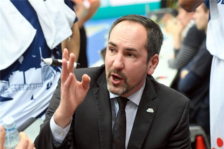 Trainer Sebastian Machowski reist mit seinem Team nach Belgrad.