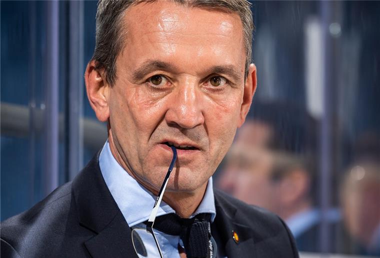 Thomas Popiesch dementiert Bundestrainer-Spekulationen Trainer Thomas Popiesch beim Spiel der deutschen Mannschaft gegen die eigene B-Auswahl.