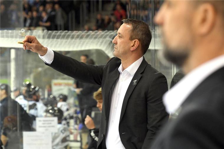 Pinguins bescheren ihre Fans mit Sieg in Köln Trainer Thomas Popiesch feierte mit den Fischtown Pinguins einen hohen Sieg in Köln.