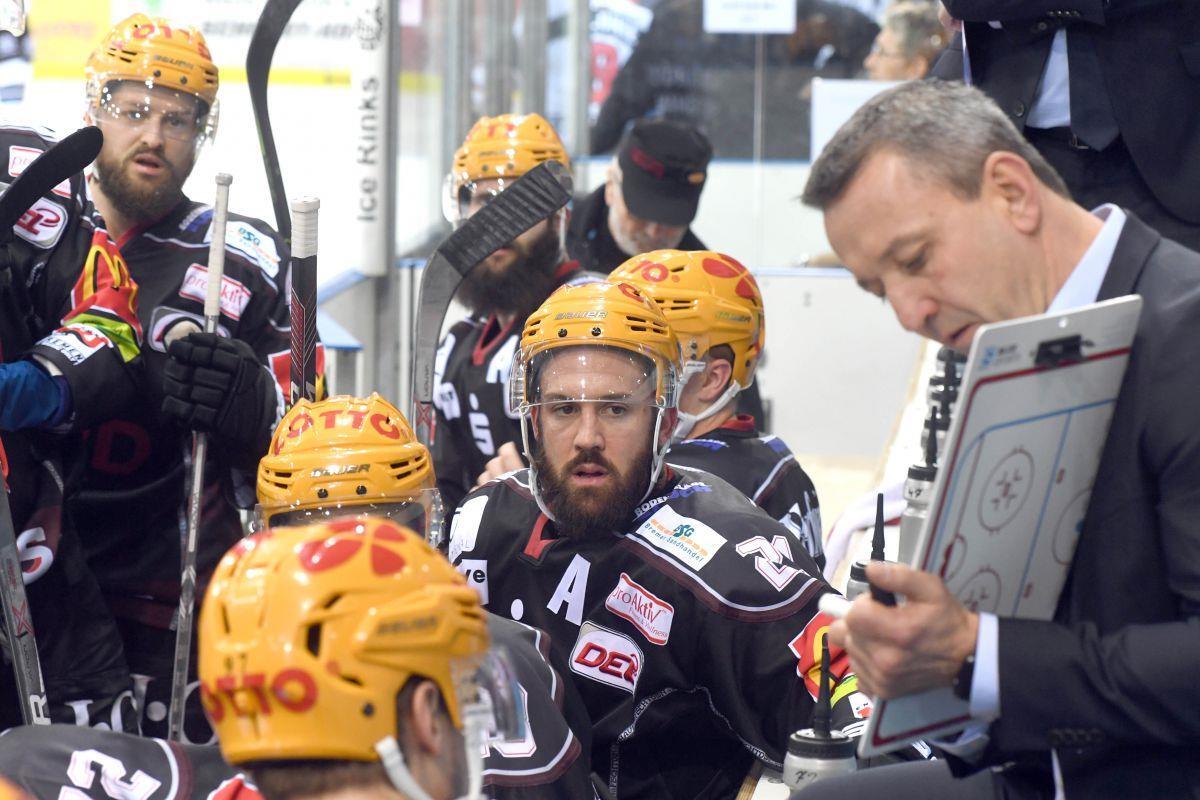 Pinguins verlieren das Duell der DEL-Überraschungsteams in Schwenningen Trainer Thomas Popiesch gibt der Mannschaft die Marschroute vor.