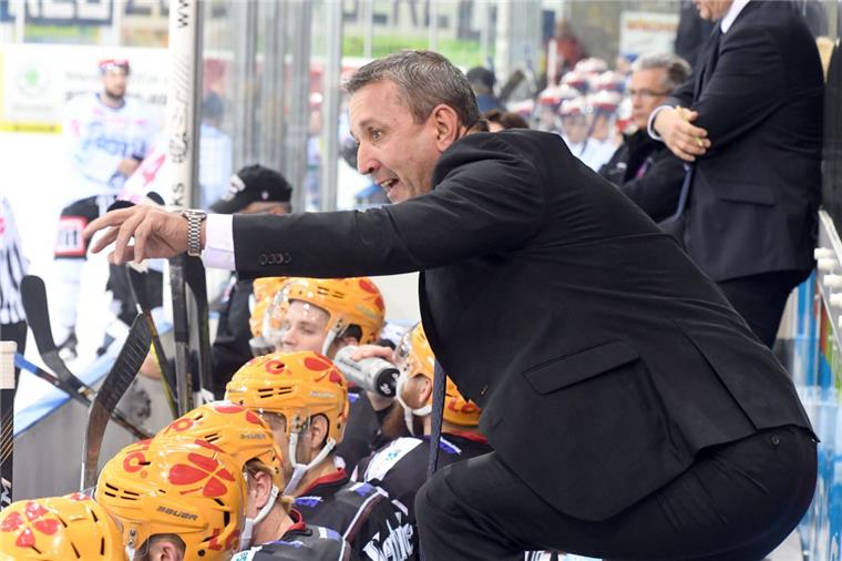 Gegen Straubing gelingt der dritte Streich Trainer Thomas Popiesch hatte gegen den EHC Red Bull München praktisch seinen kompletten Kader zur Verfügung
