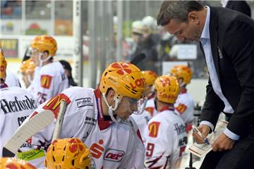 Trainer Thomas Popiesch (rechts) ist mit den Pinguins für drei Testspiele nach Dänemark gereist. Am Freitag gewann sein Team gegen die Herlev Eagles. Foto Scheer