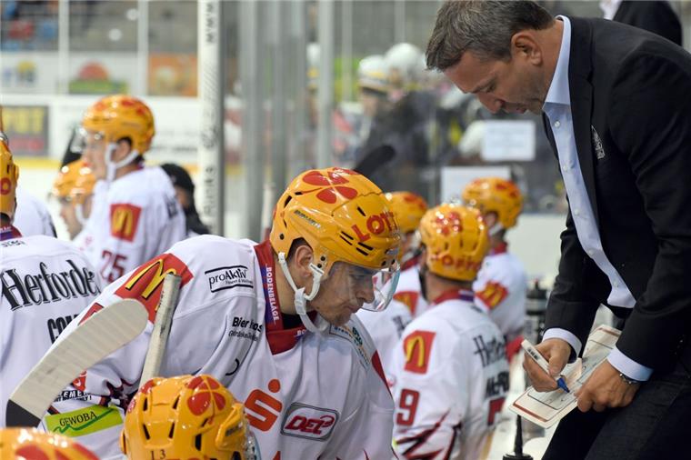 Trainer Thomas Popiesch (rechts) ist mit den Pinguins für drei Testspiele nach Dänemark gereist. Am Freitag gewann sein Team gegen die Herlev Eagles. Foto Scheer