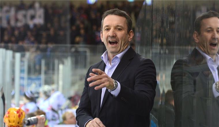 Trainer Thomas Popiesch traf mit den Fischtown Pinguins auf seinen Ex-Club Dresdner Eislöwen. Foto Scheer