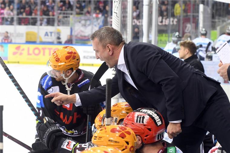 Trainer Thomas Popiesch und seine Fischtown Pinguins hoffen nach zuletzt vier Niederlagen in Augsburg auf eine Kehrtwende.