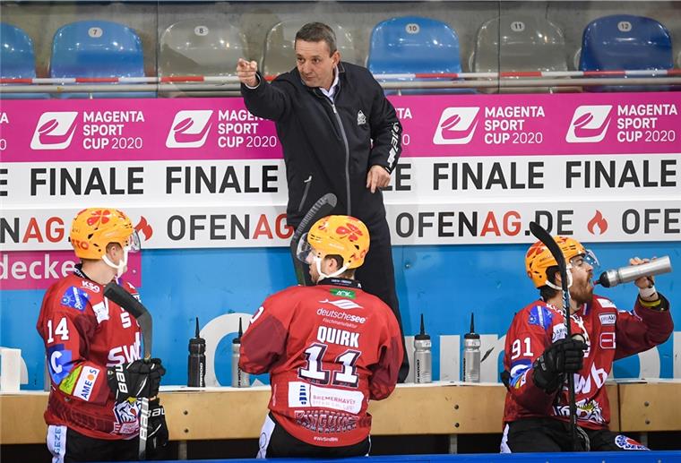 Zweite Saisonniederlage für die Pinguins Trainer Thomas Popiesch von den Fischtown Pinguins dirigiert seine Spieler.