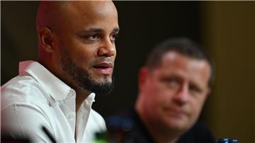 Trainer Vincent Kompany (l) und Sportvorstand Max Eberl äußern sich vor dem Bayern-Start - auch zum Titelkampf mit Meister Bayer Leverkusen. 