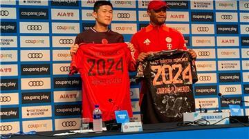 Trainer Vincent Kompany (r) mit Bayerns Südkorea-Star Minjae Kim vor dem Testspiel gegen Tottenham.