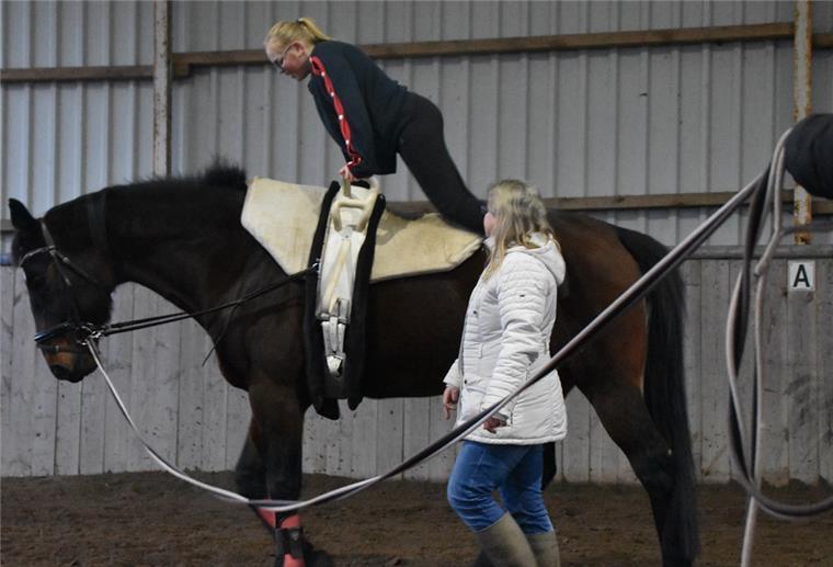 Butjadingen: Therapiepferd verhilft Kindern zu Selbstbewusstsein Trainerin Britta Kollmann (weiße Jacke) ist immer in der Nähe, wenn das therapeutische Reiten stattfindet.
