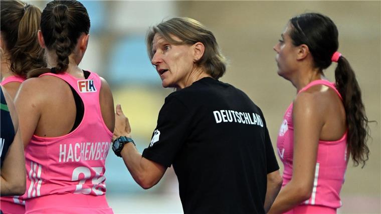 Bei der Heim-EM im Halbfinale Trainerin Janneke Schopman (Mitte) hält das junge Team gut zusammen, findet Torhüterin Julia Sonntag.