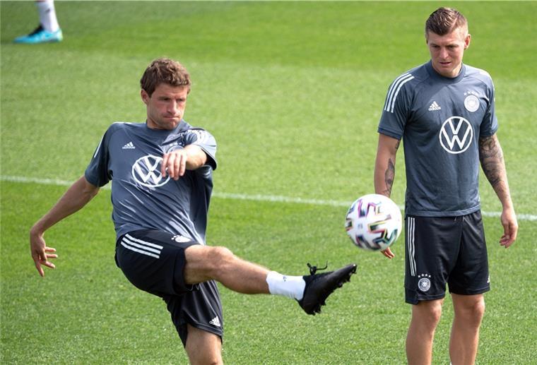 EM: Müller und Kroos ziehen am Kaiser vorbei Trainieren für ihr 104. Länderspiel: Thomas Müller (links) und Toni Kroos.