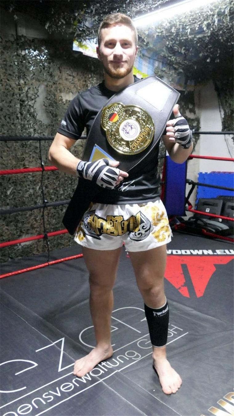 Kickboxen: Neuer Europameister aus Bremerhaven Trainiert sechs Mal in der Woche: Der 23-jährige Europameister im Kickboxen in der B-Klasse, Corneliu Sendrea.