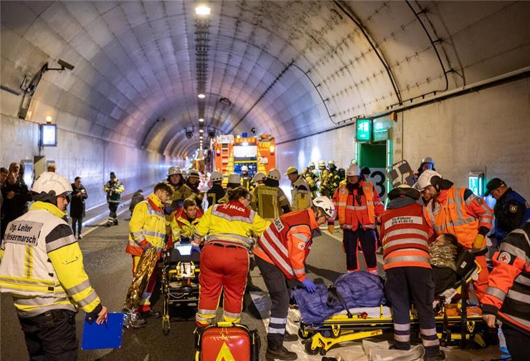 Riesenalarm im Wesertunnel: Unfall, Verletzte - aber alles ist nur eine Übung Training für den Ernstfall: Über 500 Feuerwehrleute, Rettungskräfte und Statisten waren an der groß angelegten Übung im Wesertunnel beteiligt.