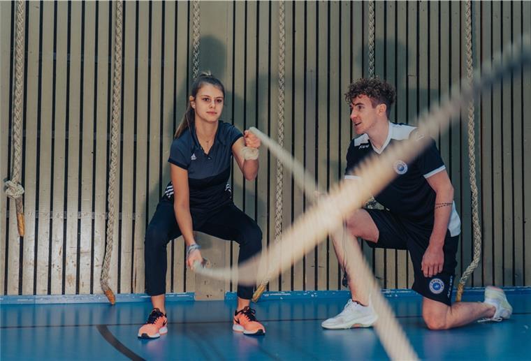 Sport mit Alltagsbewegungen Trainingseinsteiger sollten bei der Übungsausführung von geschultem Fachpersonal begleitet werden, um Trainingsfehler zu vermeiden.