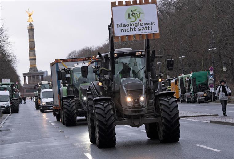 Bauernproteste in Berlin: Mit 5.000 Traktoren gegen die Ampel-Beschlüsse Traktoren sind auf der Straße des 17. Juni unweit des Brandenburger Tores zu sehen. Dort findet am Montag die Abschlusskundgebung der Landwirte und Speditionsunternehmen zum Abschluss des landesweiten Protestes statt.