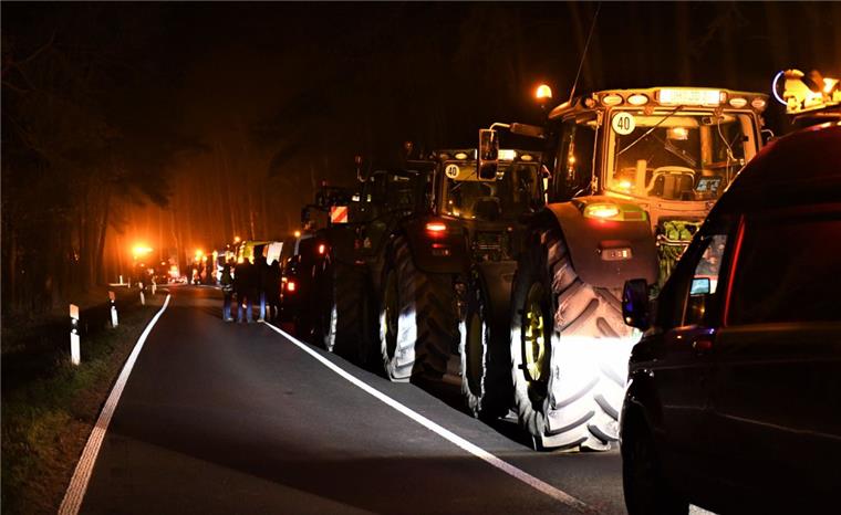 Bauerndemo: Unzählige Traktoren rollen nach Berlin Traktoren stehen auf einer Landstraße in Brandenburg. Mehrere Tausend Bauern aus ganz Deutschland wollen in Berlin gegen die Agrarpolitik der Bundesregierung demonstrieren.