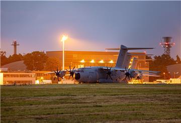 Transportflugzeuge vom Typ Airbus A400M der Luftwaffe stehen Sonntagabend auf dem Fliegerhorst Wunstorf in der Region Hannover bereit. Angesichts des rasanten Vormarschs der Taliban in Afghanistan will die Bundeswehr in der Nacht auf Montag mit der Evakuierung deutscher Staatsbürger und afghanischer Ortskräfte aus Kabul beginnen.