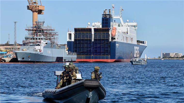 Transportschiff „Ark Germania“ mit schwerem Militärgerät kurz vor dem Auslaufen nach Litauen.