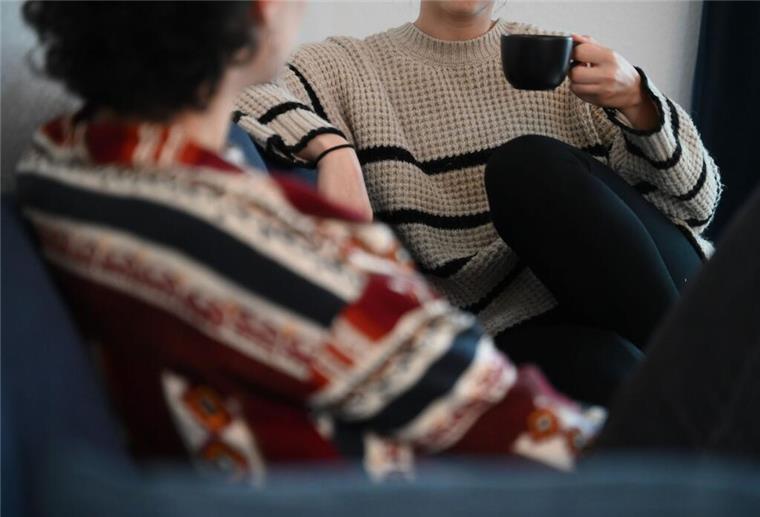 Trauer ist kein Alleingang: Warum Nähe zu Verstorbenen heilsam sein kann Zwei Personen auf einem Sofa.