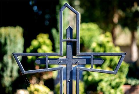 Trauerfeiern finden dieser Tage im Freien statt. Friedhofskapellen sind gesperrt. Außerdem dürfen nur Angehörige aus dem engsten Familienkreis daran teilnehmen. Bei den Katholiken sind es maximal 20, bei den Evangelen zehn Personen.