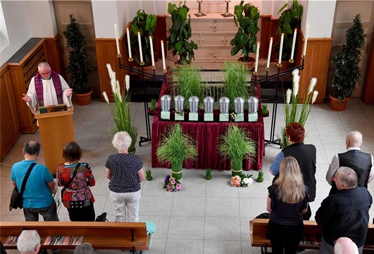 Trauerfeiern in Kirchen ab sofort untersagt Trauerfeiern in Kirchen sind wegen einer möglichen Corona-Ansteckungsgefahr ab sofort verboten.
