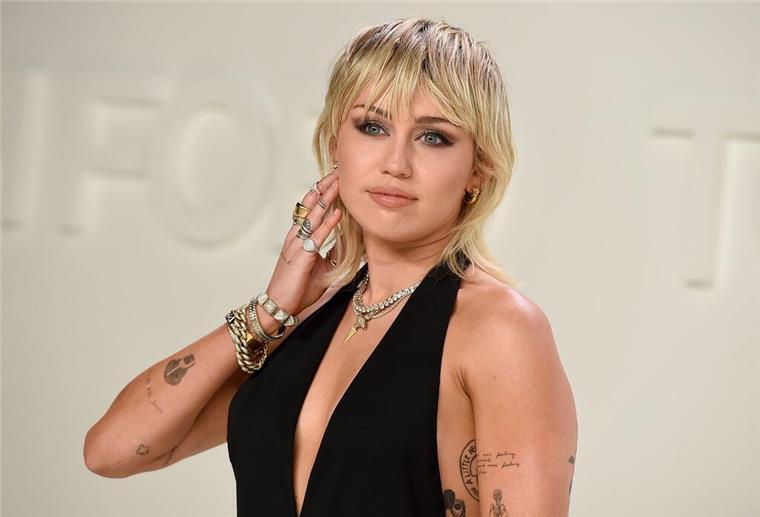 Miley Cyrus: War für Dreh gefesselt, als mein Haus brannte Traumatische Erfahrung: In einer Folge der Hitserie „Black Mirror“ erlebt Miley Cyrus die Schattenseiten des Popstar-Lebens - bei den Dreharbeiten erfährt sie im realen Leben einen Schicksalsschlag.