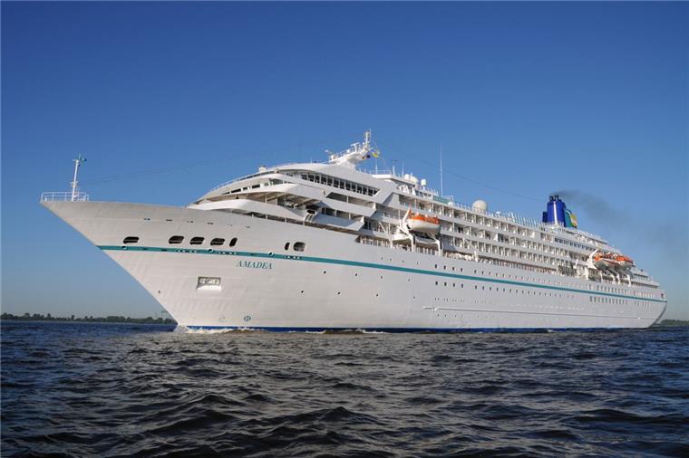 ZDF-"Traumschiff" in Bremerhaven: Die "Amadea" liegt an der Columbuskaje "Traumschiff" in Bremerhaven: Die "Amadea" liegt am Freitag an der Columbuskaje.