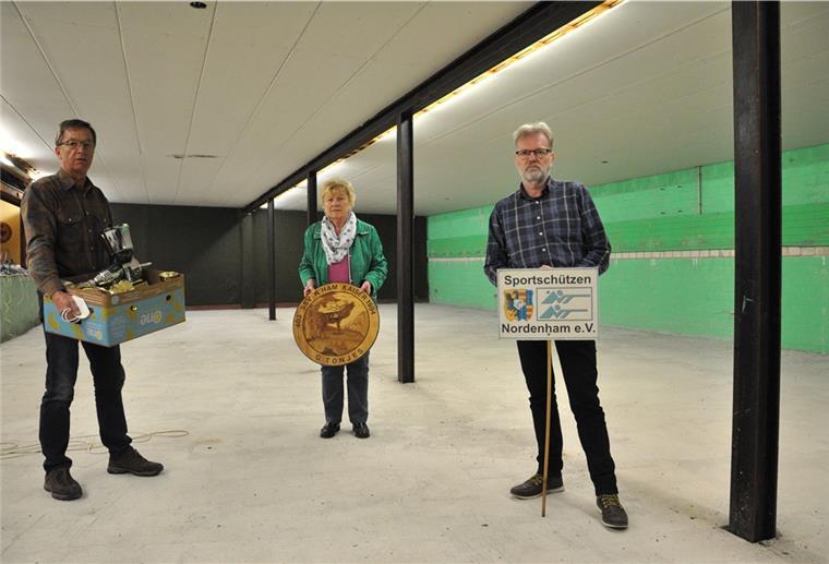 Endgültiges Aus fürs Nordenhamer Schützenhaus Traurige Gesichter bei den Nordenhamer Sportschützen. Sie haben damit begonnen, das Schützenhaus an der Atenser Allee leerzuräumen. Bis zum 12. April muss das Gebäude geräumt sein. Unser Bild eigt (von links) die Vorstandsmitglieder Gerd Lange, Karin Tönjes undRolf Hecken.