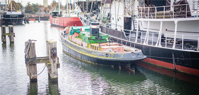 Museumsflotte in Bremerhaven in traurigem Zustand Traurige Museumsflotte in Bremerhaven: Die „Elbe 3“ ist seit 2007 gesperrt, auf der „Rau IV“ ist das Peildeck seit zwei Jahren eingerüstet. Die Arbeiten ruhen. Und der Binnenschlepper „Helmut“ hat Moos und Algen angesetzt. Eine Hochdruckreinigung und etwas Farbe könnten nicht schaden.