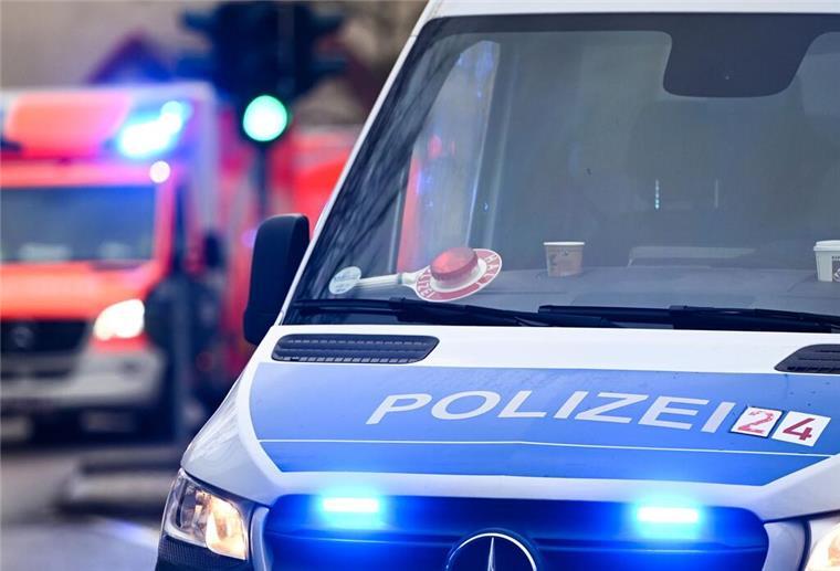 Tragödie in Syke: Vermisster 13-jähriger Junge tot im Mühlenteich entdeckt Ein Polizeiauto und ein Rettungswagen mit Blaulicht.