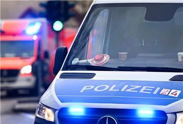 Ein Polizeiauto und ein Rettungswagen mit Blaulicht.