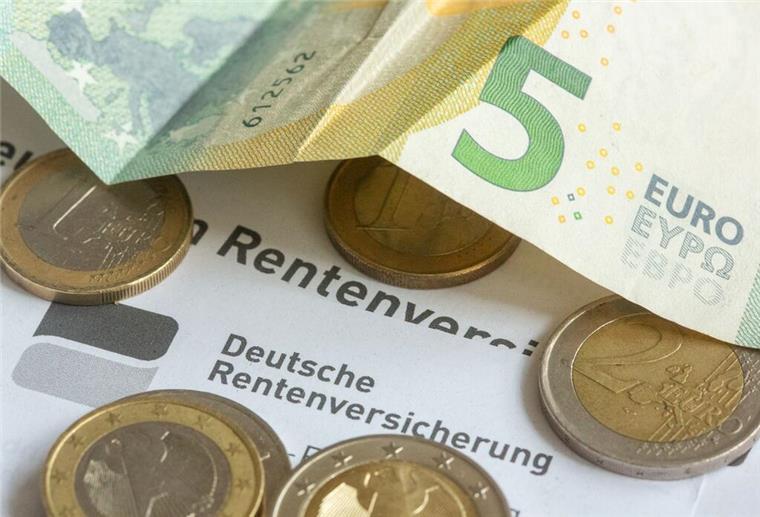 1,1 Millionen Rentner betroffen! Was dieser neue Renten-Rekord bedeutet Geldmünzen und Geldscheine liegen auf einem Brief der Deutschen Rentenversicherung. Trauriger Rekord: Noch nie haben in Deutschland so viele Menschen gearbeitet, die eigentlich schon in Rente sind.
