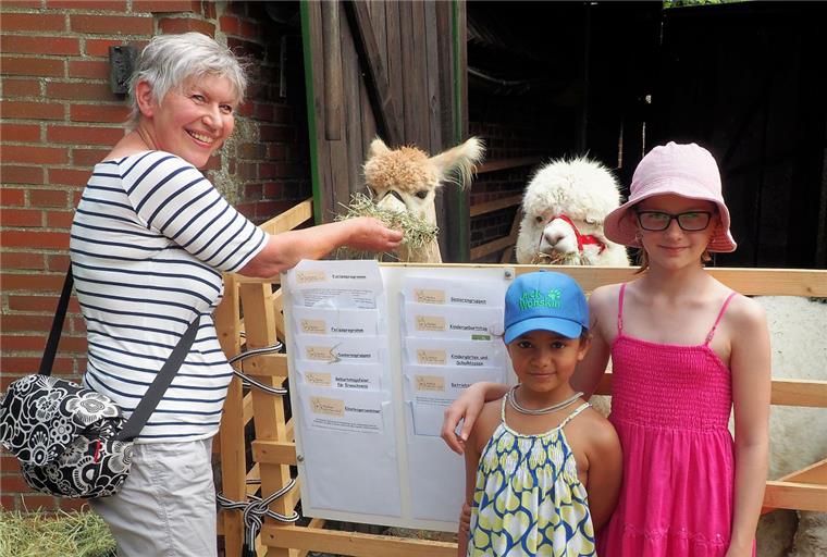 Hier sind die Alpakas die Stars Traute Staschen aus Loxstedt besuchte mit ihren Enkeltöchtern (von links) Amirah (7) und Nantje (10) den Landmarkt mit den Alpakas. Das linke Tier ist schon geschoren, das andere hat noch sein volles Wollkleid.