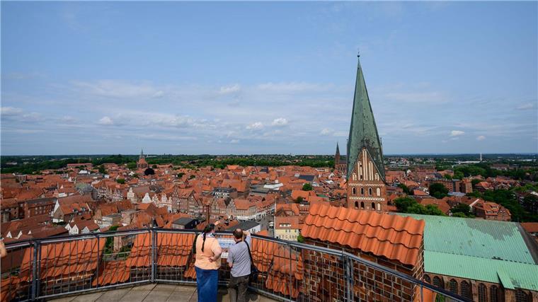 Trauungen auf dem historischen Wasserturm in Lüneburg sind beliebt. Das Wahrzeichen der Hansestadt feiert ein Wochenende lang Jubiläum mit Führungen und künstlerischem Programm.