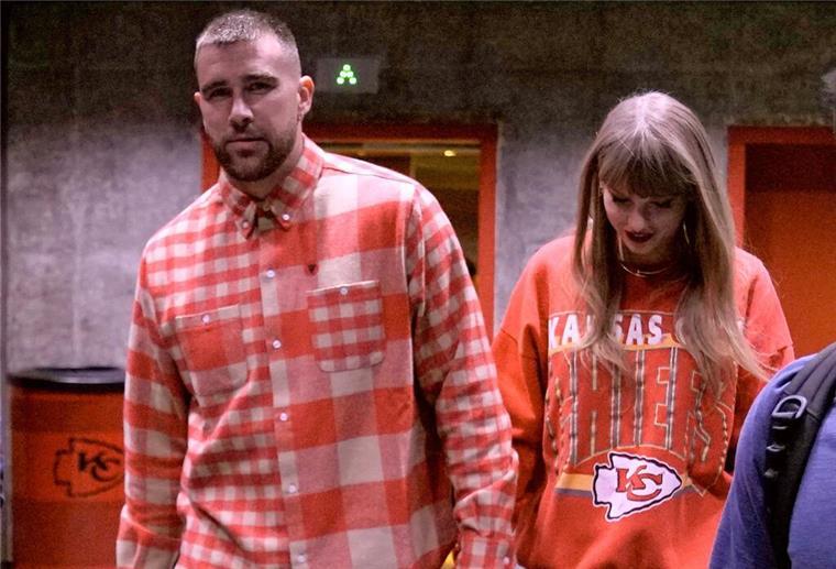 Travis Kelce schwärmt von Taylor Swift Travis Kelce (l) und Taylor Swift Ende Oktober in Kansas City.