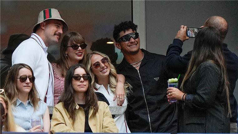 FBI warnt wegen Einbruchserie bei US-Sportlern Travis Kelce (li.) und Patrick Mahomes (re.) von den Kansas City Chiefs, hier unter anderem mit Kelces Freundin Taylor Swift beim Tennis-Finale der US Open, waren auch Opfer der Einbruchserie.