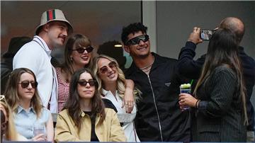 Travis Kelce (li.) und Patrick Mahomes (re.) von den Kansas City Chiefs, hier unter anderem mit Kelces Freundin Taylor Swift beim Tennis-Finale der US Open, waren auch Opfer der Einbruchserie.