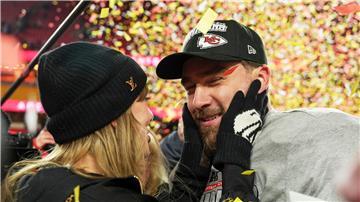 Travis Kelce spielte eine unauffällige Partie, war beim Feiern mit Freundin Taylor Swift aber vorne dabei.