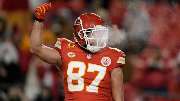 NFL-Team der Kansas City Chiefs von Eissturm ausgebremst Travis Kelce stand mit den Kansas City Chiefs vor der Partie bei den Denver Broncos in der Kälte.