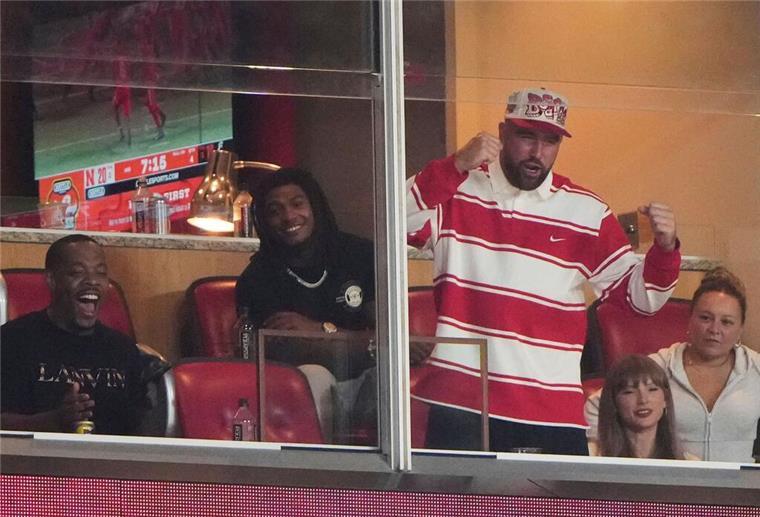 Swift und Kelce zeigen sich nach Verlobung im Stadion Travis Kelce und Taylor Swift schauten sich von einer Loge aus das Spiel zusammen an.